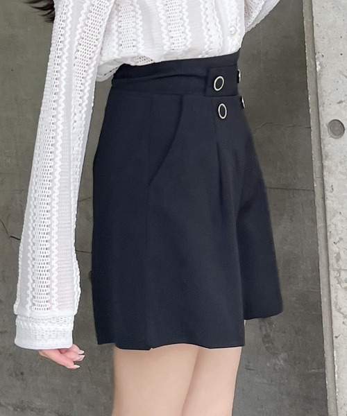 MIIA(ミーア)の「フロントボタンハイウエストショートパンツ(その他パンツ・レディース・ブラック/オフホワイト・FREE)」の4枚目の写真