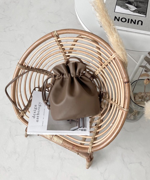 AS KNOW AS plus（アズノゥアズプラス）の「エコレザー巾着バッグ【ZOZOTOWN限定アイテム】（ショルダーバッグ・レディース・ブラック/ブラウン/モカ/ブルーグリーン/ブルー/ボルドー/ホワイト/イエロー/チャコールグレー/マスタード/シルバー/レッド/ブラウン系/アイボリー・FREE）」の6枚目の写真