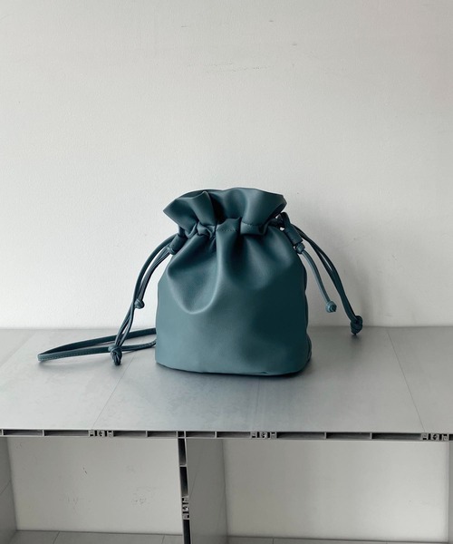 AS KNOW AS plus（アズノゥアズプラス）の「エコレザー巾着バッグ【ZOZOTOWN限定アイテム】（ショルダーバッグ・レディース・ブラック/ブラウン/モカ/ブルーグリーン/ブルー/ボルドー/ホワイト/イエロー/チャコールグレー/マスタード/シルバー/レッド/ブラウン系/アイボリー・FREE）」の18枚目の写真