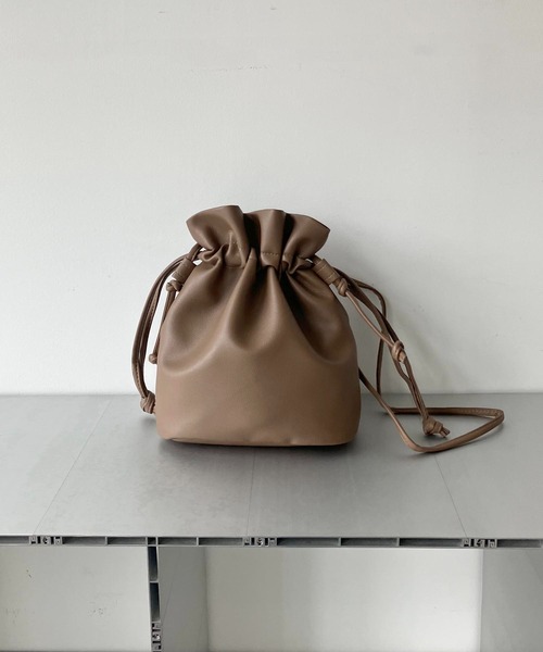 AS KNOW AS plus（アズノゥアズプラス）の「エコレザー巾着バッグ【ZOZOTOWN限定アイテム】（ショルダーバッグ・レディース・ブラック/ブラウン/モカ/ブルーグリーン/ブルー/ボルドー/ホワイト/イエロー/チャコールグレー/マスタード/シルバー/レッド/ブラウン系/アイボリー・FREE）」の17枚目の写真