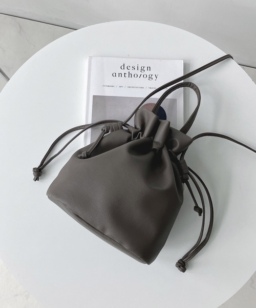 AS KNOW AS plus（アズノゥアズプラス）の「エコレザー巾着バッグ【ZOZOTOWN限定アイテム】（ショルダーバッグ・レディース・ブラック/ブラウン/モカ/ブルーグリーン/ブルー/ボルドー/ホワイト/イエロー/チャコールグレー/マスタード/シルバー/レッド/ブラウン系/アイボリー・FREE）」の22枚目の写真