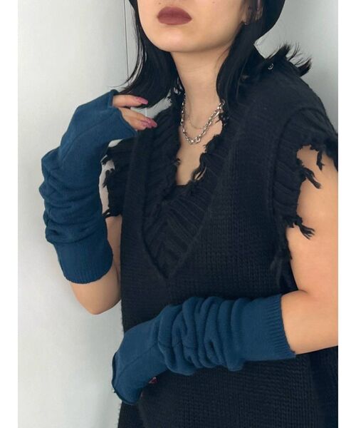 EMODA（エモダ）の「ニットハンドウォーマー（アームカバー・レディース・ブラック/ブルー・FREE）」の2枚目の写真
