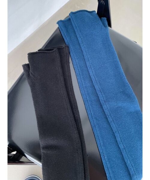 EMODA（エモダ）の「ニットハンドウォーマー（アームカバー・レディース・ブラック/ブルー・FREE）」の15枚目の写真