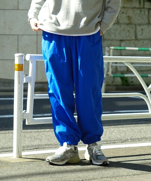 UNIIT（ユニット）の「【UNIIT/ユニット】撥水　ビッグシルエット　ナイロン　裏総メッシュ　ワイド　トラックパンツ　セットアップ対応可能アイテム（その他パンツ・メンズ・チャコールグレー/ブラック/ブルー/グリーン・MEDIUM/LARGE/X-LARGE）」の4枚目の写真