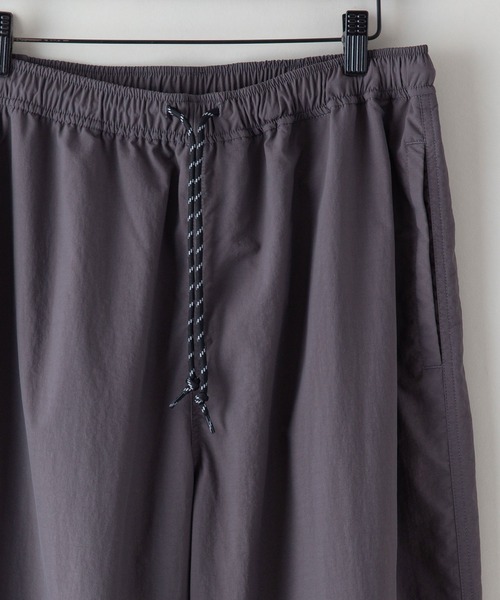 UNIIT（ユニット）の「【UNIIT/ユニット】撥水　ビッグシルエット　ナイロン　裏総メッシュ　ワイド　トラックパンツ　セットアップ対応可能アイテム（その他パンツ・メンズ・チャコールグレー/ブラック/ブルー/グリーン・MEDIUM/LARGE/X-LARGE）」の6枚目の写真