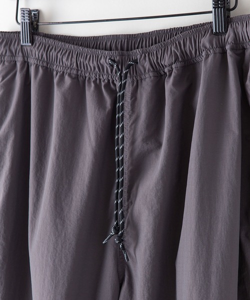 UNIIT（ユニット）の「【UNIIT/ユニット】撥水　ビッグシルエット　ナイロン　裏総メッシュ　ワイド　トラックパンツ　セットアップ対応可能アイテム（その他パンツ・メンズ・チャコールグレー/ブラック/ブルー/グリーン・MEDIUM/LARGE/X-LARGE）」の9枚目の写真