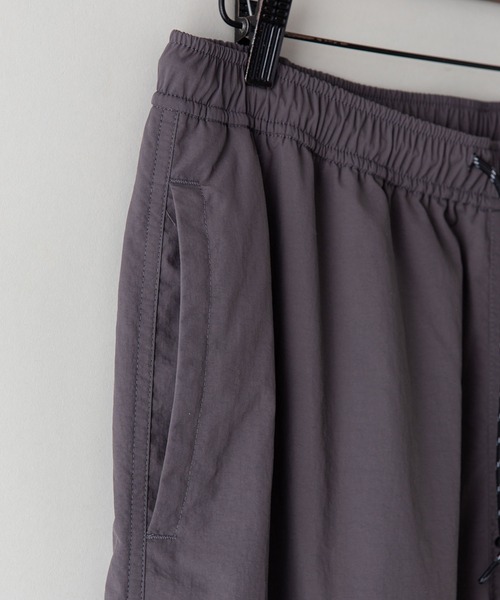 UNIIT（ユニット）の「【UNIIT/ユニット】撥水　ビッグシルエット　ナイロン　裏総メッシュ　ワイド　トラックパンツ　セットアップ対応可能アイテム（その他パンツ・メンズ・チャコールグレー/ブラック/ブルー/グリーン・MEDIUM/LARGE/X-LARGE）」の10枚目の写真