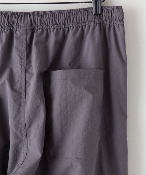 UNIIT（ユニット）の「【UNIIT/ユニット】撥水　ビッグシルエット　ナイロン　裏総メッシュ　ワイド　トラックパンツ　セットアップ対応可能アイテム（その他パンツ・メンズ・チャコールグレー/ブラック/ブルー/グリーン・MEDIUM/LARGE/X-LARGE）」の12枚目の写真