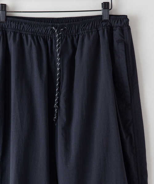 UNIIT（ユニット）の「【UNIIT/ユニット】撥水　ビッグシルエット　ナイロン　裏総メッシュ　ワイド　トラックパンツ　セットアップ対応可能アイテム（その他パンツ・メンズ・チャコールグレー/ブラック/ブルー/グリーン・MEDIUM/LARGE/X-LARGE）」の5枚目の写真