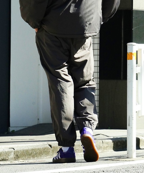 UNIIT（ユニット）の「【UNIIT/ユニット】撥水　ビッグシルエット　ナイロン　裏総メッシュ　ワイド　トラックパンツ　セットアップ対応可能アイテム（その他パンツ・メンズ・チャコールグレー/ブラック/ブルー/グリーン・MEDIUM/LARGE/X-LARGE）」の19枚目の写真