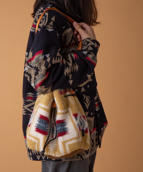 PENDLETON(ペンドルトン)の「ボア ドロー ポーチ(ショルダーバッグ・メンズ・オフホワイト/キャメル/ブラック・ONESIZE)」の1枚目の写真