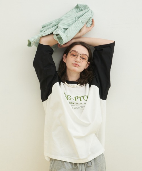 MERLOT(メルロー)の「オーバーサイズスリットロゴラグランT(Tシャツ/カットソー・レディース・グレー/ホワイト・FREE)」の1枚目の写真