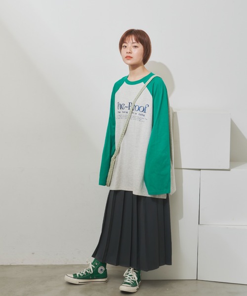 MERLOT(メルロー)の「オーバーサイズスリットロゴラグランT(Tシャツ/カットソー・レディース・グレー/ホワイト・FREE)」の5枚目の写真