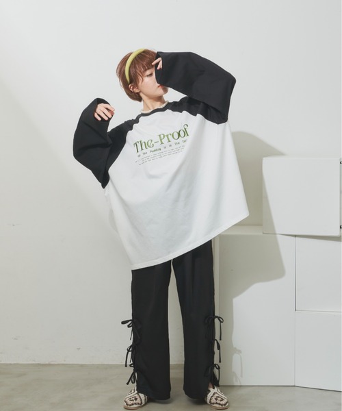 MERLOT(メルロー)の「オーバーサイズスリットロゴラグランT(Tシャツ/カットソー・レディース・グレー/ホワイト・FREE)」の4枚目の写真