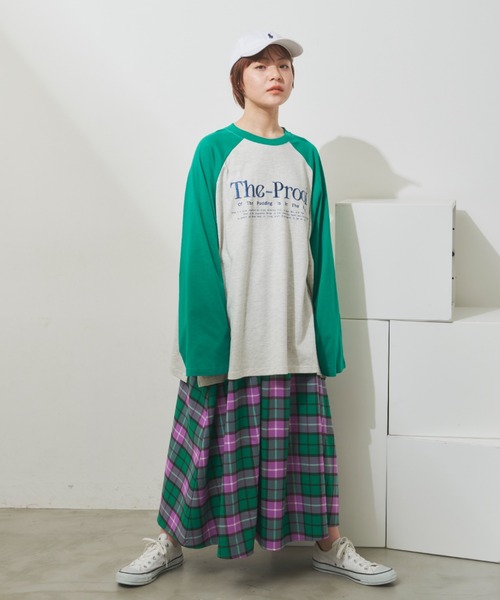 MERLOT(メルロー)の「オーバーサイズスリットロゴラグランT(Tシャツ/カットソー・レディース・グレー/ホワイト・FREE)」の6枚目の写真