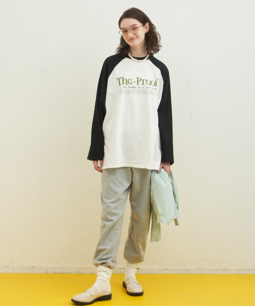 MERLOT(メルロー)の「オーバーサイズスリットロゴラグランT(Tシャツ/カットソー・レディース・グレー/ホワイト・FREE)」の10枚目の写真
