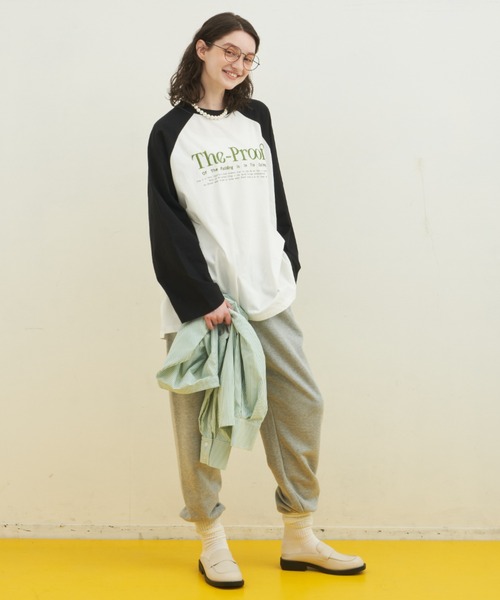 MERLOT(メルロー)の「オーバーサイズスリットロゴラグランT(Tシャツ/カットソー・レディース・グレー/ホワイト・FREE)」の13枚目の写真