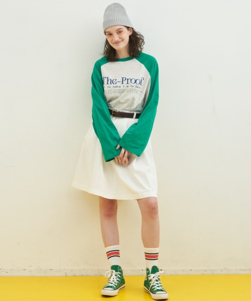 MERLOT(メルロー)の「オーバーサイズスリットロゴラグランT(Tシャツ/カットソー・レディース・グレー/ホワイト・FREE)」の17枚目の写真