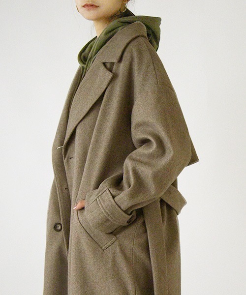 and it_（アンドイット）の「ニットモッサボリュームスリーブコート（トレンチコート・レディース・ブルー/ブラック/ブラウン・M）」の4枚目の写真