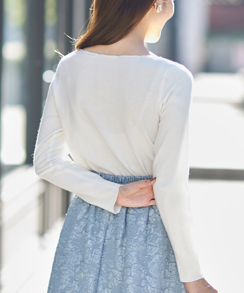 tocco closet（トッコ　クローゼット）の「スカラネック刺繍ニットプルオーバー（ニット/セーター・レディース・ピンクベージュ/ブラック/オフホワイト・M）」の9枚目の写真