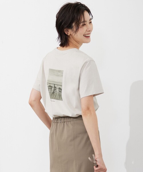 J.PRESS(ジェイプレス)の「バック フォト Tシャツ(Tシャツ/カットソー・レディース・ベージュ系/ホワイト系/ピンク系/ライトグリーン系・LARGE/MEDIUM)」の2枚目の写真