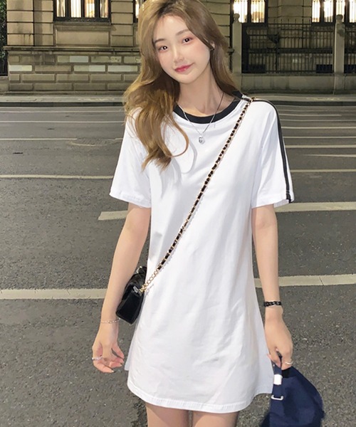 GLAMOROUS JANE(グラマラスジェーン)の「袖ラインTシャツワンピース(ワンピース・レディース・ホワイト/ブラック・FREE)」の4枚目の写真