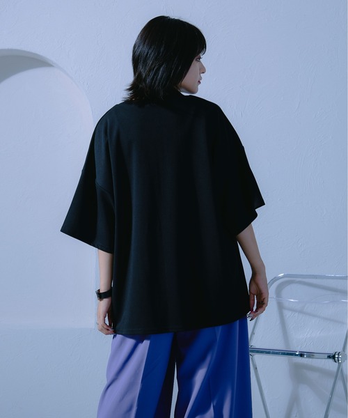 Ellno Loset（エルノロゼット）の「チェストフラワーTシャツ（Tシャツ