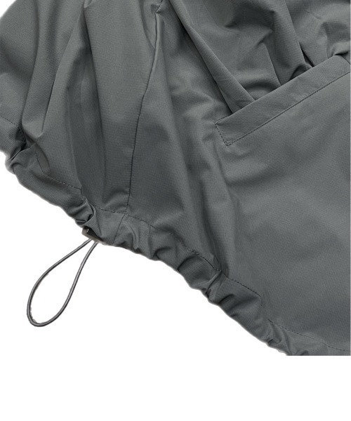 Chikashitsu +（チカシツプラス）の「【Chikashitsu +】unisex cropped hooded blouson / 【チカシツプラス】ユニセックスクロップドフード長袖ブルゾン（ブルゾン・メンズ・ブラック/グレー/ベージュ・ONE SIZE）」の13枚目の写真