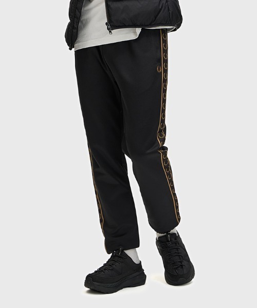 FRED PERRY（フレッドペリー）の「Contrast Tape Track Pants／コントラストテープトラックパンツ（その他パンツ・メンズ・オフホワイト/ブラック/ブラック系その他/モスグリーン/ブラック系その他2/ブラック系その他3・M/L/S/XS）」の9枚目の写真