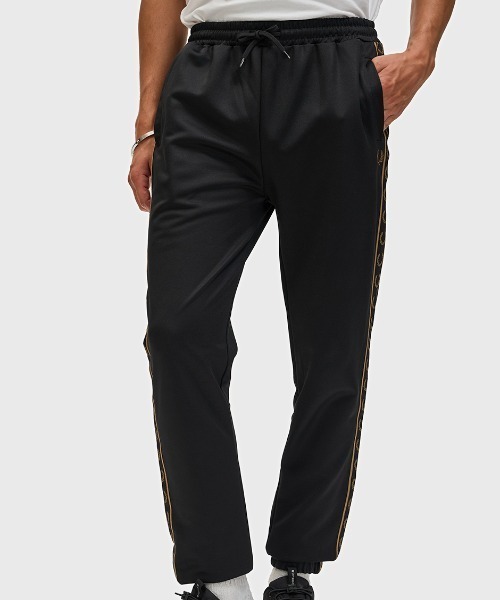 FRED PERRY（フレッドペリー）の「Contrast Tape Track Pants／コントラストテープトラックパンツ（その他パンツ・メンズ・オフホワイト/ブラック/ブラック系その他/モスグリーン/ブラック系その他2/ブラック系その他3・M/L/S/XS）」の10枚目の写真