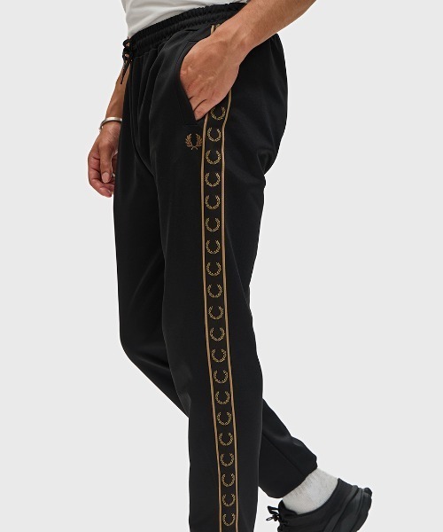 FRED PERRY（フレッドペリー）の「Contrast Tape Track Pants／コントラストテープトラックパンツ（その他パンツ・メンズ・オフホワイト/ブラック/ブラック系その他/モスグリーン/ブラック系その他2/ブラック系その他3・M/L/S/XS）」の11枚目の写真