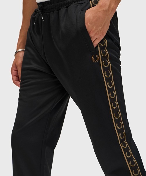 FRED PERRY（フレッドペリー）の「Contrast Tape Track Pants／コントラストテープトラックパンツ（その他パンツ・メンズ・オフホワイト/ブラック/ブラック系その他/モスグリーン/ブラック系その他2/ブラック系その他3・M/L/S/XS）」の12枚目の写真