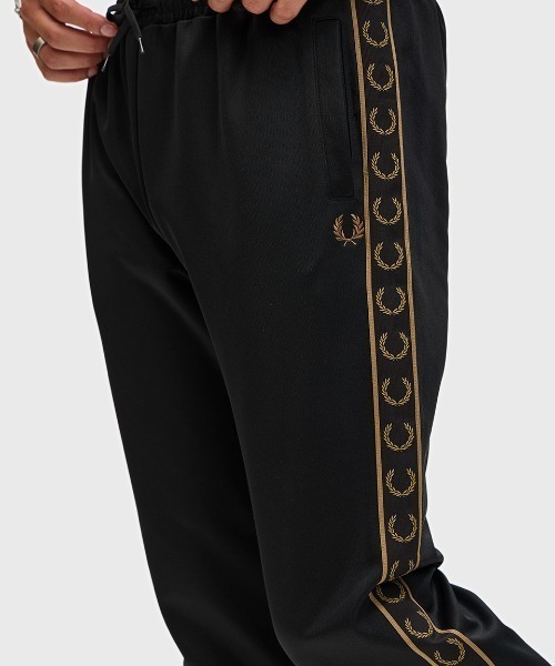 FRED PERRY（フレッドペリー）の「Contrast Tape Track Pants／コントラストテープトラックパンツ（その他パンツ・メンズ・オフホワイト/ブラック/ブラック系その他/モスグリーン/ブラック系その他2/ブラック系その他3・M/L/S/XS）」の13枚目の写真