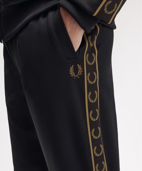 FRED PERRY（フレッドペリー）の「Contrast Tape Track Pants／コントラストテープトラックパンツ（その他パンツ・メンズ・オフホワイト/ブラック/ブラック系その他/モスグリーン/ブラック系その他2/ブラック系その他3・M/L/S/XS）」の17枚目の写真
