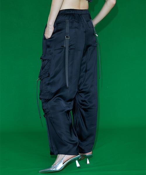 JOSE MOON（ジョゼムーン）の「GLOSSY SATIN CARGO PANTS/グロッシーサテンカーゴパンツ（カーゴパンツ・レディース・ホワイト/ブラック・S/M）」の19枚目の写真