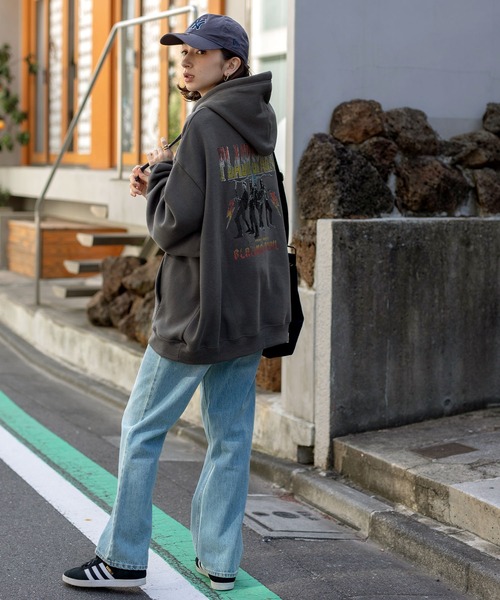 BARK MANHATTAN（バークマンハッタン）の「ヴィンテージライクロックデザイン オーバーサイズ裏起毛プルオーバーパーカー（パーカー・レディース・ダークグレー/オートミール/ダークブラウン/ダークネイビー/グレー系1/カーキ/ベージュ系1・M/L）」の9枚目の写真