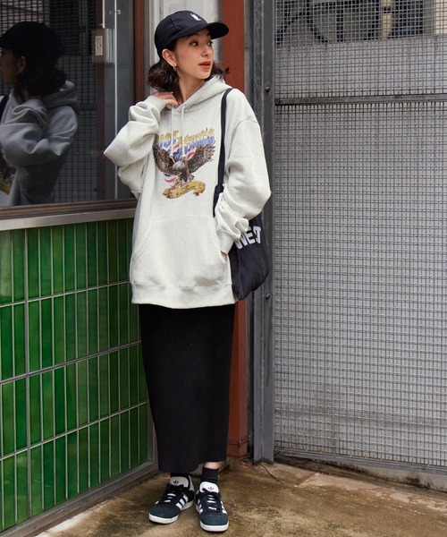 BARK MANHATTAN（バークマンハッタン）の「ヴィンテージライクロックデザイン オーバーサイズ裏起毛プルオーバーパーカー（パーカー・レディース・ダークグレー/オートミール/ダークブラウン/ダークネイビー/グレー系1/カーキ/ベージュ系1・M/L）」の15枚目の写真