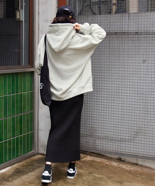 BARK MANHATTAN（バークマンハッタン）の「ヴィンテージライクロックデザイン オーバーサイズ裏起毛プルオーバーパーカー（パーカー・レディース・ダークグレー/オートミール/ダークブラウン/ダークネイビー/グレー系1/カーキ/ベージュ系1・M/L）」の16枚目の写真