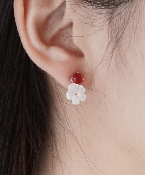 misto accessories(ミストアクセサリーズ)の「シェルフラワーピアス(ピアス(両耳用)・レディース・シルバー/ピンクゴールド・FREE)」の2枚目の写真