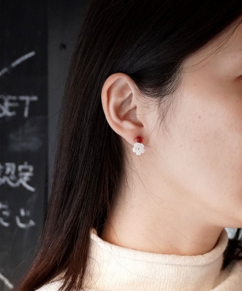 misto accessories(ミストアクセサリーズ)の「シェルフラワーピアス(ピアス(両耳用)・レディース・シルバー/ピンクゴールド・FREE)」の9枚目の写真