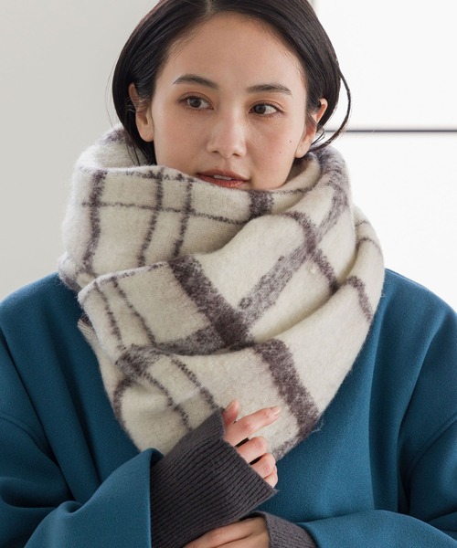 LAKOLE(ラコレ)の「ブークレーカラーチェックマフラー / 963794(マフラー・レディース・ブラック/オフホワイト/ネイビー・FREE)」の2枚目の写真