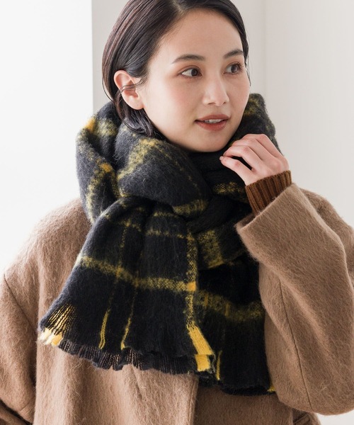 LAKOLE(ラコレ)の「ブークレーカラーチェックマフラー / 963794(マフラー・レディース・ブラック/オフホワイト/ネイビー・FREE)」の3枚目の写真