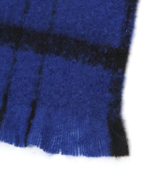 LAKOLE(ラコレ)の「ブークレーカラーチェックマフラー / 963794(マフラー・レディース・ブラック/オフホワイト/ネイビー・FREE)」の4枚目の写真