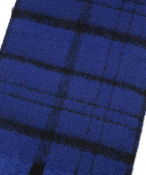 LAKOLE(ラコレ)の「ブークレーカラーチェックマフラー / 963794(マフラー・レディース・ブラック/オフホワイト/ネイビー・FREE)」の5枚目の写真