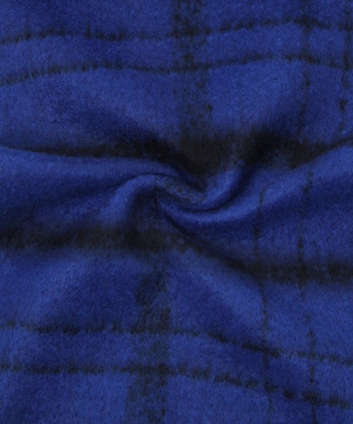 LAKOLE(ラコレ)の「ブークレーカラーチェックマフラー / 963794(マフラー・レディース・ブラック/オフホワイト/ネイビー・FREE)」の6枚目の写真