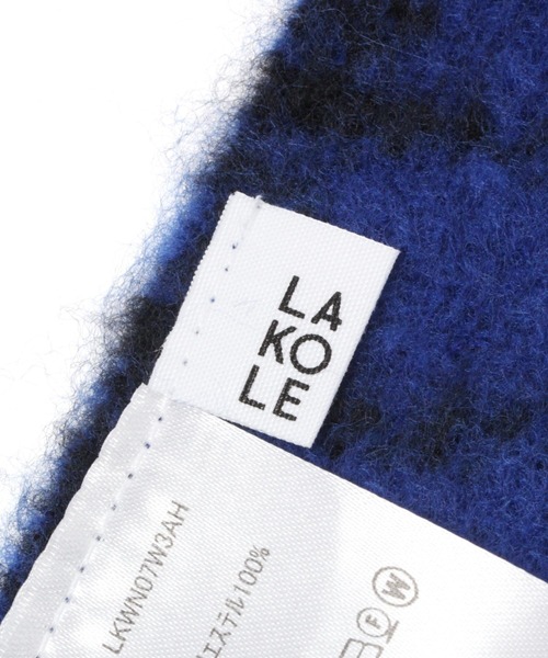 LAKOLE(ラコレ)の「ブークレーカラーチェックマフラー / 963794(マフラー・レディース・ブラック/オフホワイト/ネイビー・FREE)」の8枚目の写真