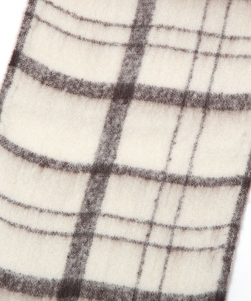 LAKOLE(ラコレ)の「ブークレーカラーチェックマフラー / 963794(マフラー・レディース・ブラック/オフホワイト/ネイビー・FREE)」の9枚目の写真