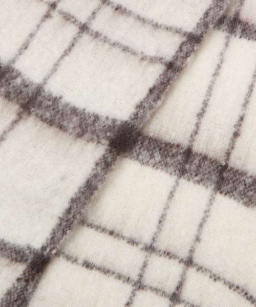 LAKOLE(ラコレ)の「ブークレーカラーチェックマフラー / 963794(マフラー・レディース・ブラック/オフホワイト/ネイビー・FREE)」の10枚目の写真