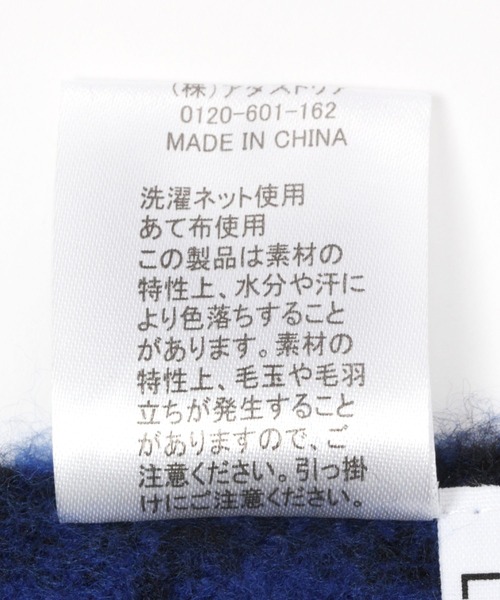 LAKOLE(ラコレ)の「ブークレーカラーチェックマフラー / 963794(マフラー・レディース・ブラック/オフホワイト/ネイビー・FREE)」の14枚目の写真