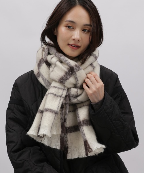 LAKOLE(ラコレ)の「ブークレーカラーチェックマフラー / 963794(マフラー・レディース・ブラック/オフホワイト/ネイビー・FREE)」の16枚目の写真